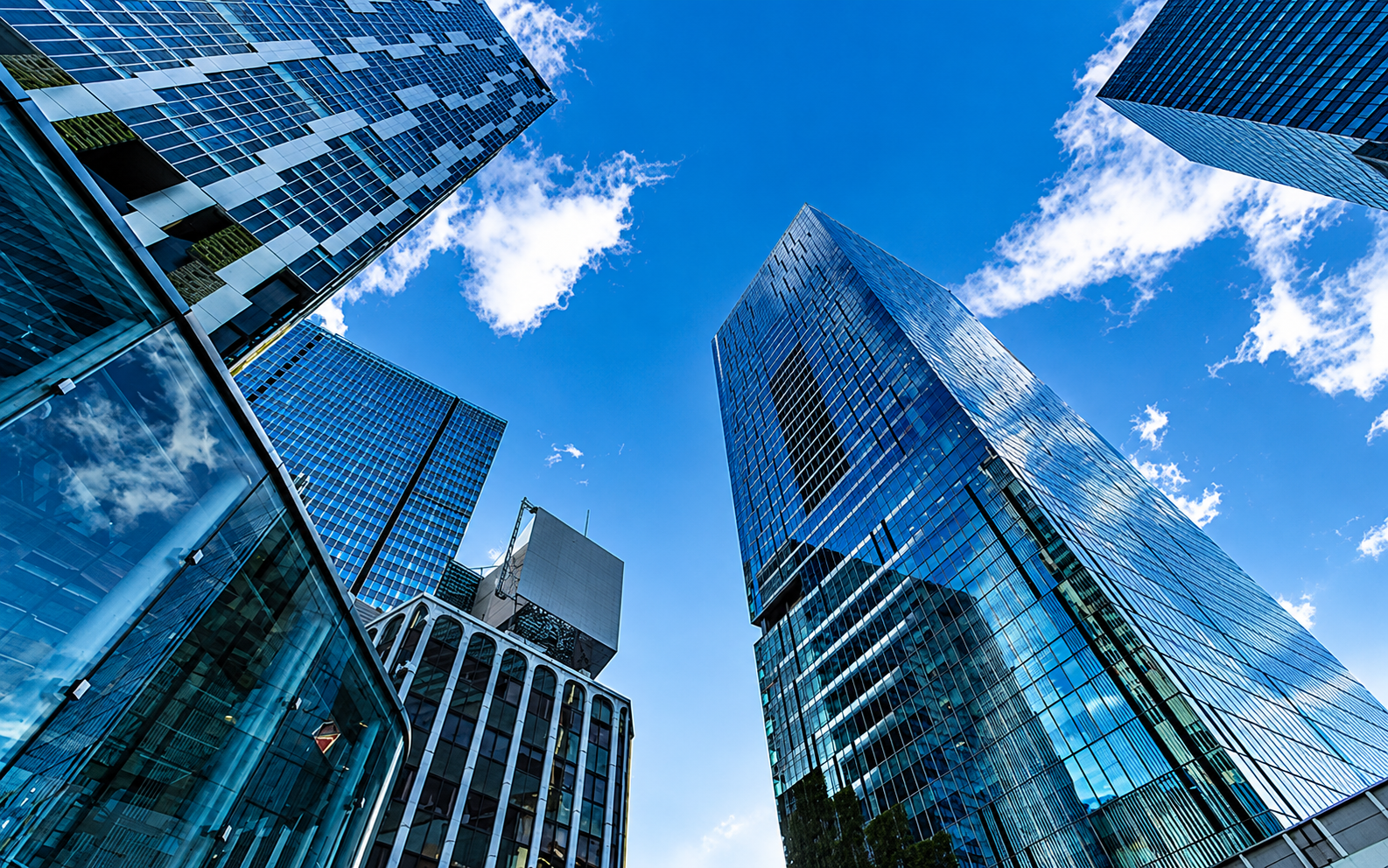 Edifícios corporativos representando investimentos e análise de empresas